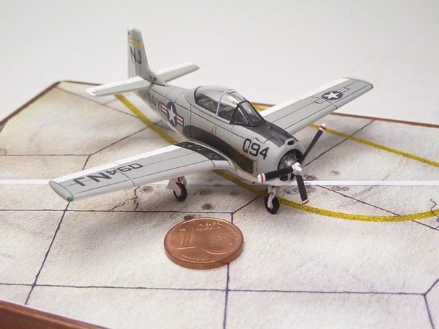 North American T-28B Trojan (1/144)