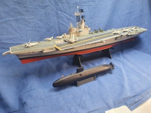 Flugzeugträger ARA Veinticinco de Mayo und U-Boot HMS Splendid (1/350)