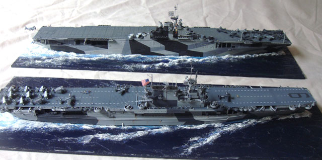 Flugzeugträger USS Enterprise (CV-6), hinten USS Hancock (CV-19) der Essex-Klasse