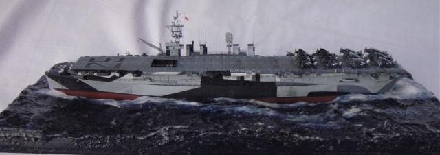 Flugzeugträger USS Bataan (1/700)