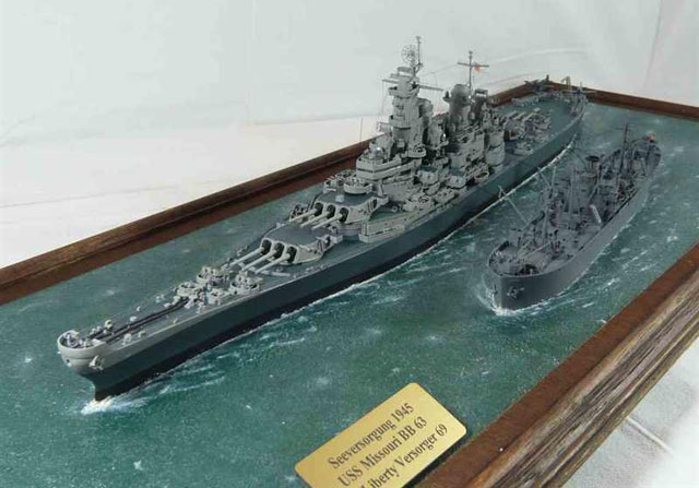 USS Missouri mit Versorger (1/350)