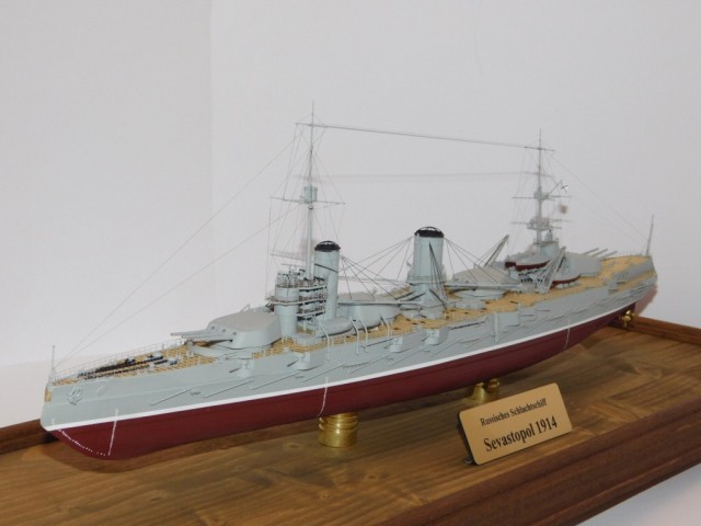 Russisches Schlachtschiff Sewastopol (1/350)