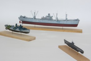 Korvette HMS Zinnia, Liberty-Schiff und Typ VII U-Boot (1/350)
