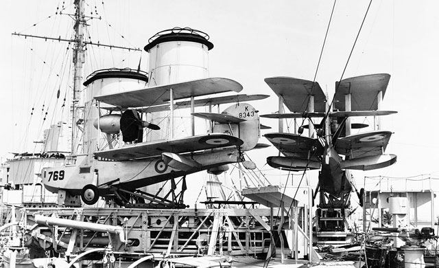 Supermarine Walrus auf HMS Exeter