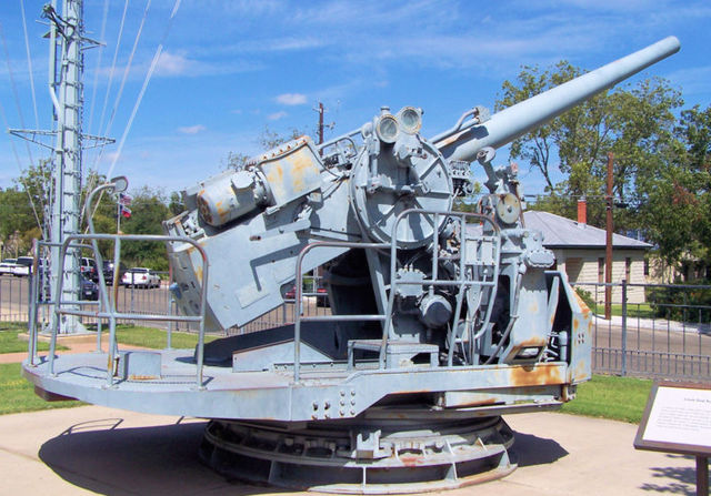 5''38 DP Gun, Quelle: http://commons.wikimedia.org/wiki/Image:Dual_purpose_gun.jpg