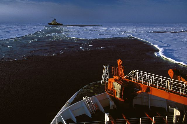 Oden vor Polarstern auf der Fahr zum Nordol 1991