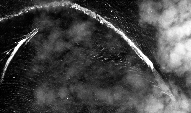 Angriff von B-17 auf japanischen Flugzeugträger Akagi am 4. Juni 1942