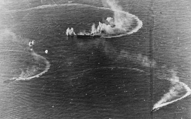 Flugzeugträger Zuikaku und zwei Zerstörer versuchen Angriffen von amerikanischen Trägerkampfflugzeugen am 20. Juni 1944 auszuweichen