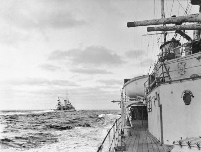 HMNZS Achilles von HMS Ajax während der Schlacht aus gesehen (beachte den Zustand der 15,2 cm-Rohre)