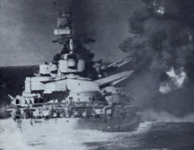 Schlachtschiff Vittorio Veneto feuert auf britische Kreuzer bei der Insel Gavros zu Beginn der Seeschlacht bei Kap Matapan