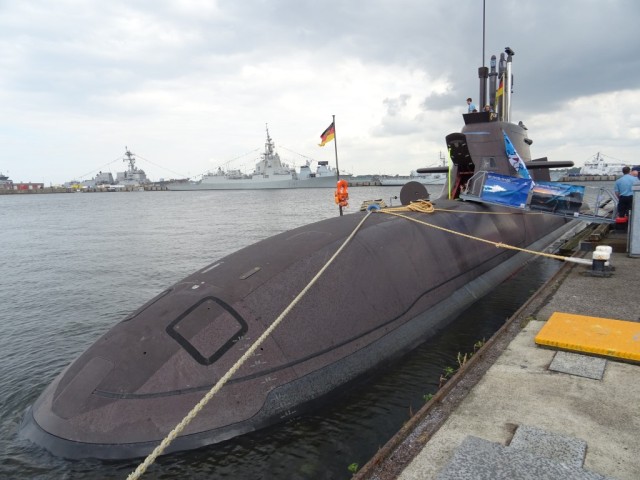 U36 Blick auf den Turm von vorn, Backbordseite. Schön zu sehen die schwarz gummierte Naht, hinter der sich die Notschleppleine befindet. Im Hintergrund zu sehen die Álvaro de Bazán und die Bainbridge