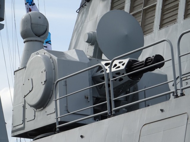 Binzhou CIWS Type 1130. Das 11-läufige System kann mit rund 166 Schuss pro Sekunde etwa 40 Ziele bekämpfen, bevor ein Nachladen erforderlich wird