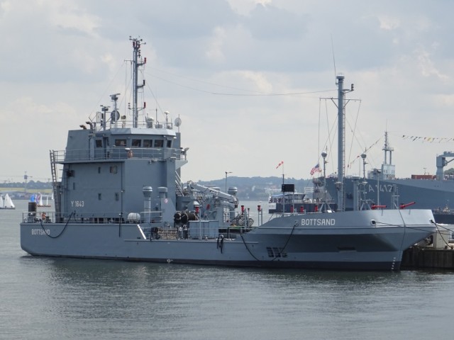 Das skurrilste Schiff der Marine: Das Ölauffangschiff Bottsand, welches sich aufklappen kann, um Öl von der Wasseroberfläche aufzunehmen