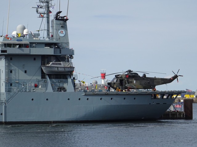 Sea King Mk. 41 auf dem doch sehr schmal anmutenden Flugdeck des Tenders Main