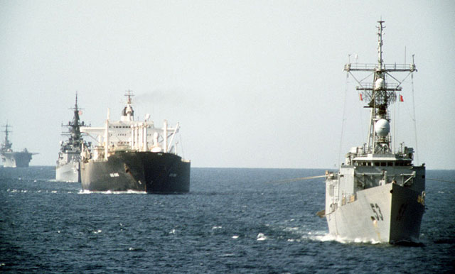Tanker Gas King wird von USS Hawes, William H. Standley und Guadalcanal geleitet