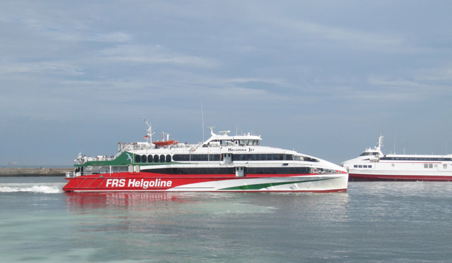 Katamarane Halunder Jet und San Gwann in Helgoland