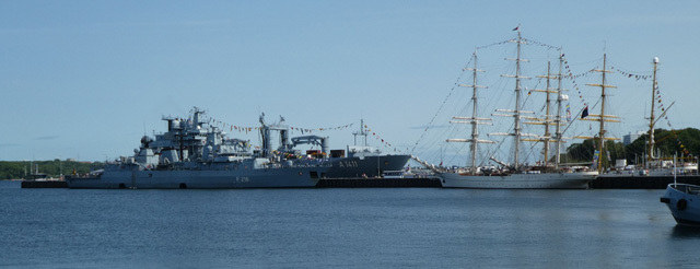 Fregatte Schleswig-Holstein, Versorger Berlin, omanisches Segelschulschiff Shabab Oman II und deutsches Segelschulschiff Gorch Fock
