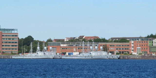 Schnellboote der Klasse 143A, rechts U 16 und U 18 der Klasse 206A