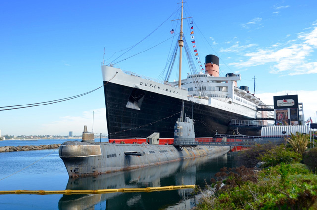 Passagierschiff Queen Mary in Long Beach, vorne U-Boot B-427