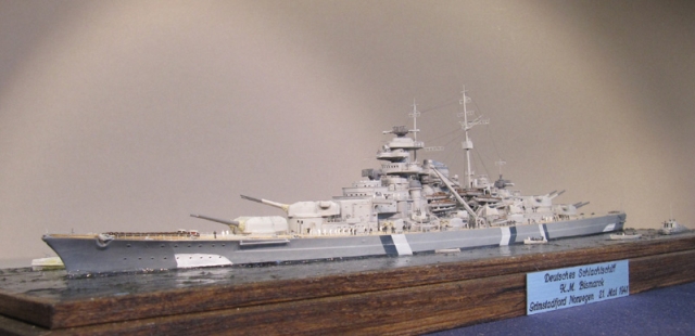 Schlachtschiff Bismarck (1/700)