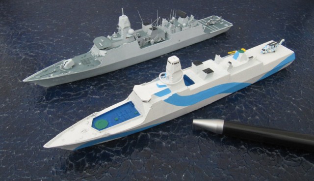 Kreuzfahrtschiff MS Bavaria und Fregatte Zr. Ms. Evertsen (1/700)