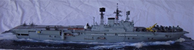 Flugzeugträger HMS Ark Royal (1/700)