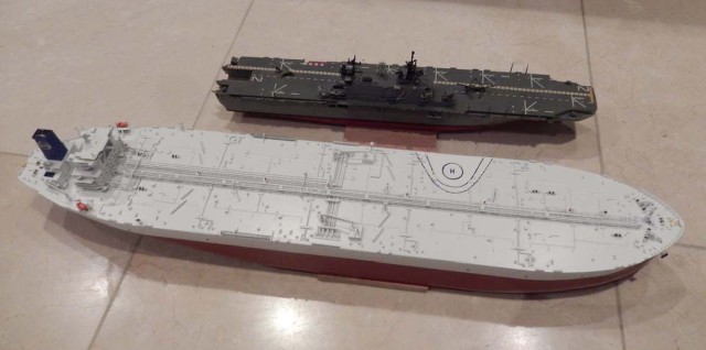 Tanker TI Europe und Landungsträger USS Saipain (1/700)